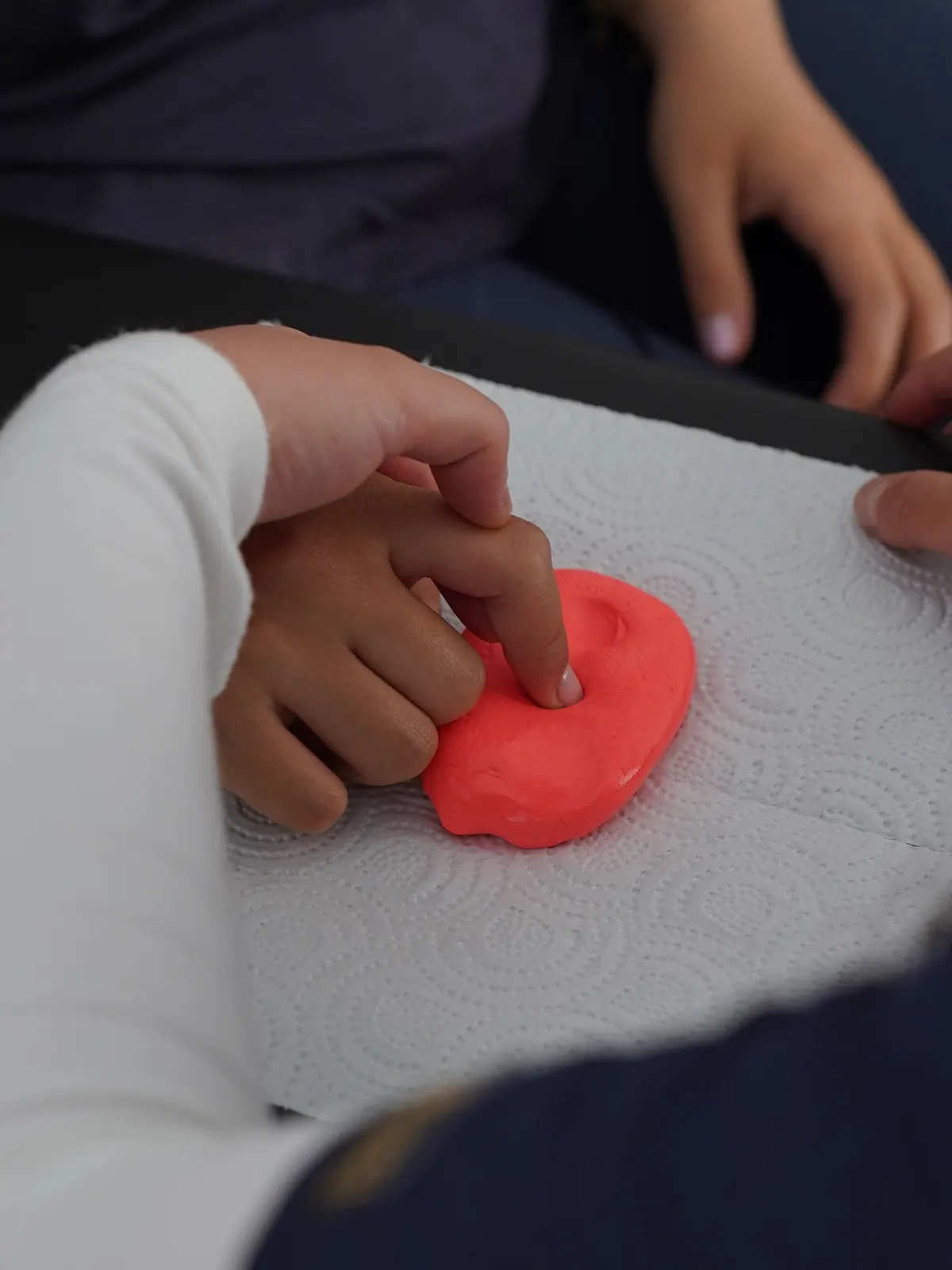 Patientin trainiert mit Therapieknete die Feinmotorik der Hand